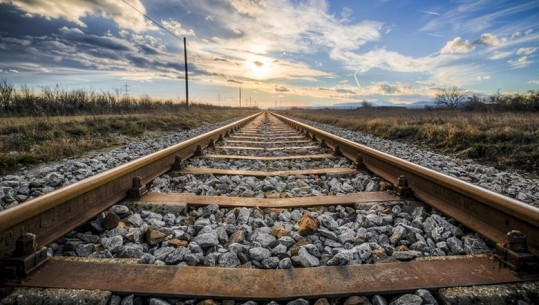 Projekti i hekurudhës Durrës-Prishtinë gati në 2025, linja do shërbejë edhe për qëllime ushtarake! Në gusht studimi për Rrogozhinë-Pogradec 