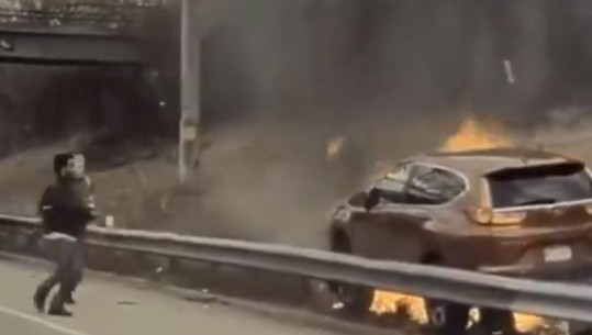 VIDEO/Makina përfshihet nga flakët, shoferi shpëtohet nga kalimtarët