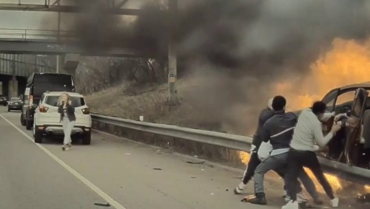 VIDEO/Makina përfshihet nga flakët, momentet dramatike kur shoferi shpëtohet nga kalimtarët! 