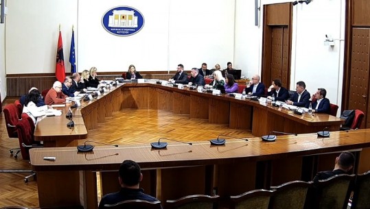 LIVE- Pas 4 mbledhjeve të dështuara, rinis punën Komisioni Hetimor për Shëndetësinë! PS: S'kemi bojkotuar