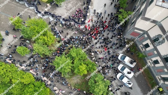FOTO me dron/ Një grusht militantësh të Rithemelimit e PL protestë para Bashkisë së Tiranës