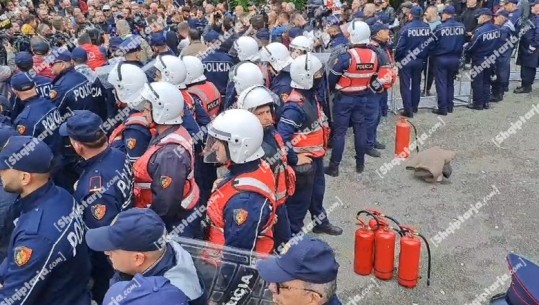 VIDEOLAJM/ Protesta e opozitës të Bashkia e Tiranës, Policët gati me fikës zjarri