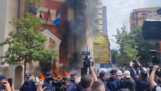 Rithemelimi e PL sërish molotov e tymuese drejt godinës së Bashkisë së Tiranës