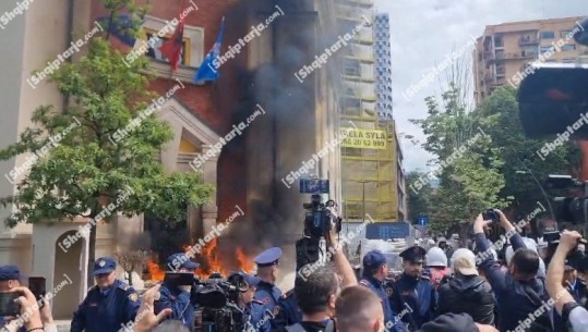 Rithemelimi e PL protestë e flakë! Hedhin molotov e tymuese drejt godinës së Bashkisë së Tiranës