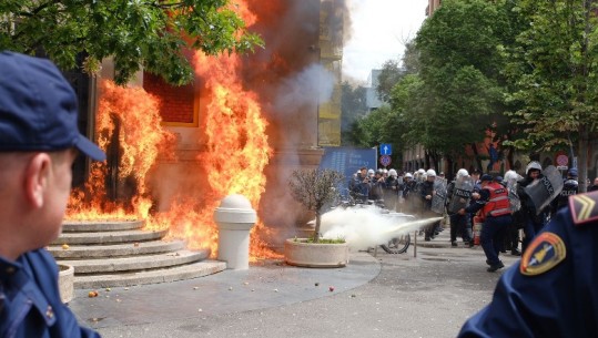  Rithemelimi e PL protestë e flakë! Hedhin molotov drejt godinës së Bashkisë së Tiranëse Rithemelimit dhe Partisë së Lirisë gjatë protestës kanë hedhur moltovë në drejtim të Bashkisë së Tiranës.