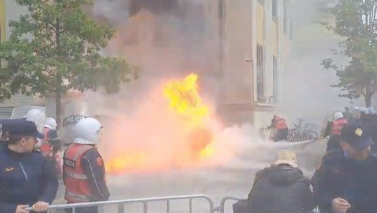 VIDEO/ Molotov drejt bashkisë së Tiranës, momenti kur policët përpiqen të shuajnë flakët
