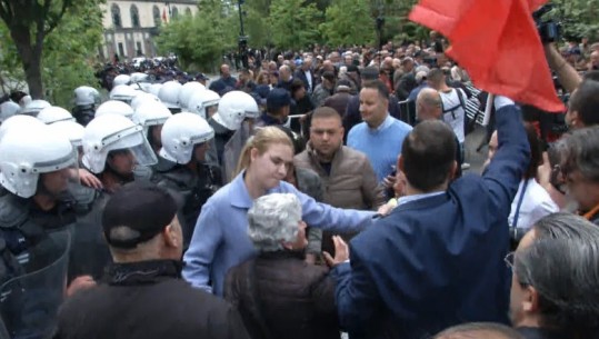 VIDEO/ Akuzat e Metës për tradhti, Endrit Braimllari i bashkohet protestës te Bashkia e Tiranës