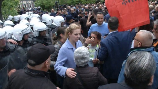 Protesta para bashkisë, Sali Lusha prin protestuesit për të hequr gardhin metalik