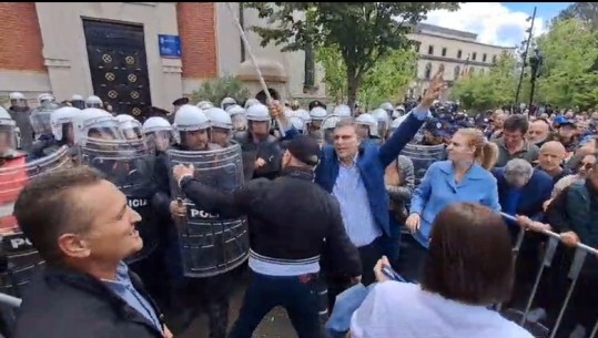 Protesta para bashkisë, Sali Lusha prin protestuesit për të hequr gardhin metalik