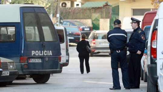 Pogradec/ Larguan nga vendngjarja 39-vjeçarin që kërcënoi me armë punonjësit e Task Forcës, 2 të arrestuar