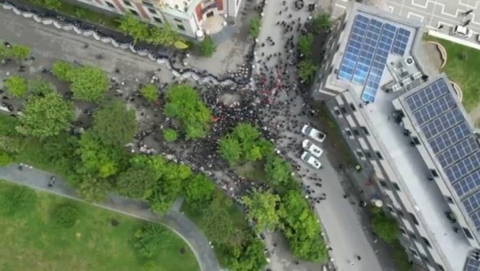Protesta te bashkia ‘kuriozon’ turistët në Tiranë: Këtu s’ka shumë njerëz, në vendet tona dalin masivisht në rrugë