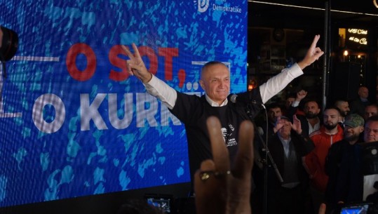 Mban veshur bluzën 'lironi liderin e opozitës', Meta sulmon SPAK poshtë ballkonit të Berishës dhe ia merr këngës