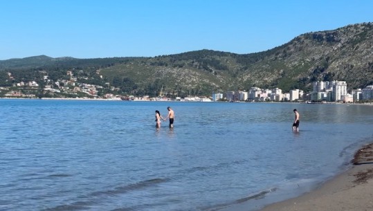 VIDEO/ Plazh në prill, fundjava e gjen Shëngjinin plot me pushues! Uji ende i ftohtë, por më guximtarët ia dalin të notojnë