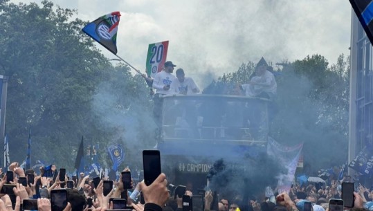 Mijëra tifozë në rrugët e Milanos, Inter nis festën e titullit me autobus të hapur