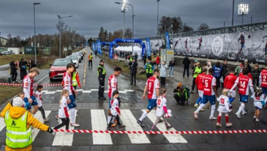 VIDEO/ Ndodh në Norvegji, lojtarët duhet të kalojnë rrugën nga dhomat e zhveshjes për në stadium! I ndihmon policia