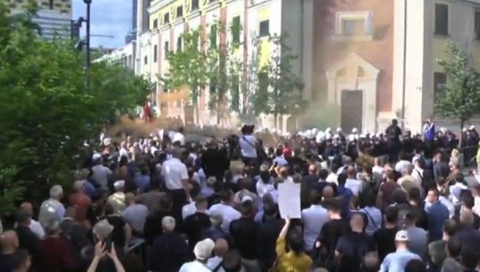Protesta para bashkisë së Tiranës, hidhen molotovë, mbledhja e këshillit bashkiak zhvillohet online