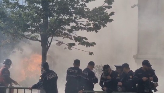 Protesta para bashkisë së Tiranës/ Rithemelimi s'heq dorë nga dhuna, hedhin molotovë e vezë! Veliaj para këshillit bashkiak: Lepujt s'na heqin dot, nuk dorëzohem