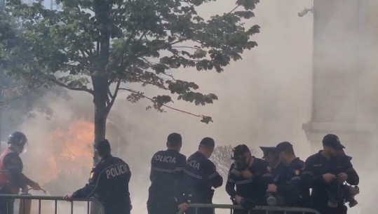 Militantët e Rithemelimit e PL hedhin molotovë në drejtim të Bashkisë së Tiranës! Pamje kur efektivët ndërhyjnë për të shuar flakët