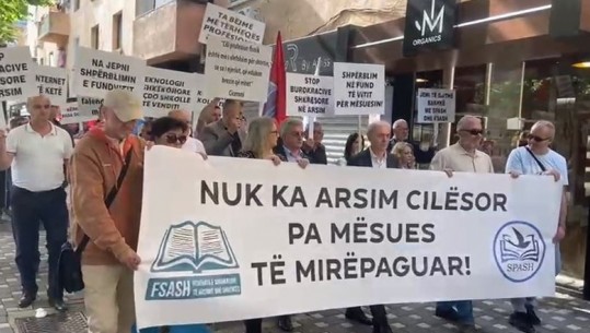 Mësuesit protestë para Ministrisë së Arsimit për 1 maj: Duam dyfishim pagash, të merren masa për përmirësimin e arsimit
