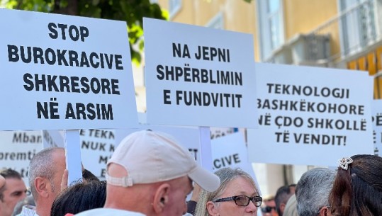 Mësuesit protestë para Ministrisë së Arsimit për 1 maj: Të dyfishohen pagat, duhen masa për përmirësimin e arsimit