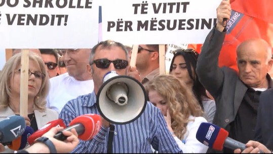 Mësuesit protestë para Ministrisë së Arsimit për 1 Maj: Të dyfishohen pagat, duhen masa për përmirësimin e arsimit