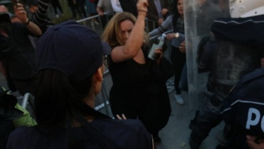 FOTOT/ Albana Vokshi përleshet me policët