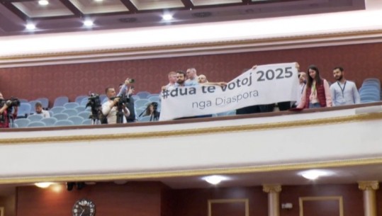'Dua të votoj në 2025',  përfaqësues të diasporës hyjnë në seancën plenare, Garda i nxjerr jashtë