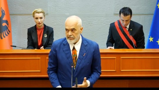LIVE- Rama në bashkinë e Tiranës, në ceremoninë e nderimit të Ali Ahmetit! E propozoi kryebashkiaku Veliaj Batuta e kryeministrit: Vetëm ai më kthente këtu sot
