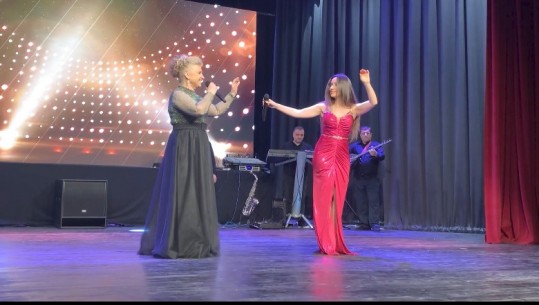 Këngëtarja e muzikës popullore, Liri Rasha ndez sallën, me koncertin recital në Lezhë