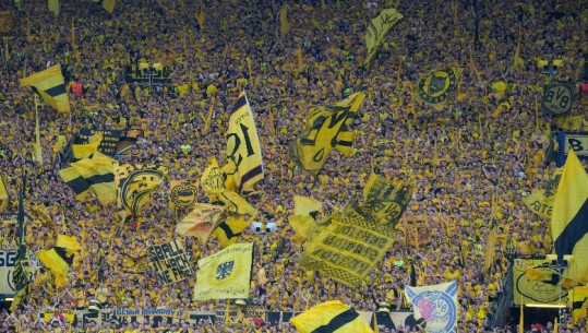'Muri i Verdhë', tifozët e Borussia Dortmund dhurojnë spektakël në Champions League (VIDEO)