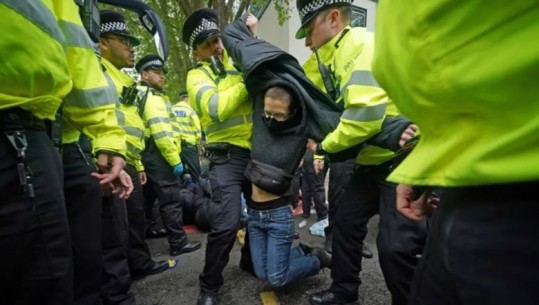 Protestuesit përplasen me policinë britanike, arrestime masive, ja arsyeja