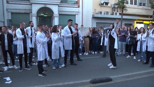 Studentët e Mjekësisë kundërshtojnë afatet e reja të punës me detyrim: Qeveria na injoroi! Do ta dërgojmë në Strasburg (VIDEO)