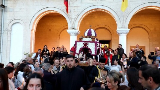 Besimtarët ortodoksë në Berat kremtojnë të Premten e Zezë! Epitafi përshkon shëtitoren e qytetit