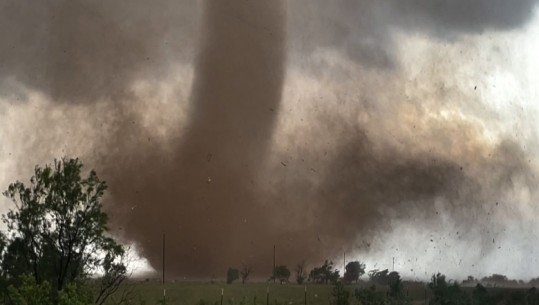 VIDEO/ Një tornado i fuqishëm ‘rrafshon’ qytetin në SHBA, ja bilanci i dëmeve