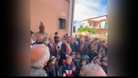 VIDEOLAJM/ Arbëreshët këndojnë 'Xhamadani vija vija' në praninë e presidentit Begaj