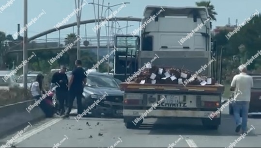 Aksident në autostradën Tiranë-Durrës, makina përfundon mbi bodurë