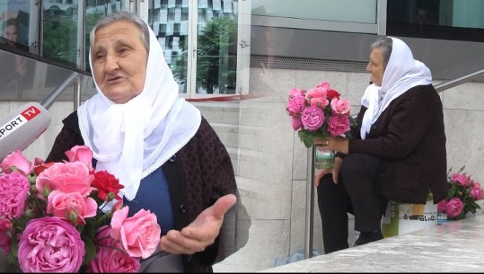 Profil/ Nënë Adilja, 74-vjeçarja që shet trëndafilat e bahçes: Gjunjët më dhëmbin, por pa punë s’rri dot! Të gjithë më respektojnë