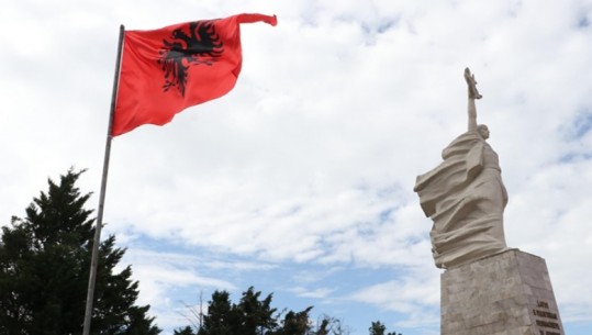 Sot Dita e Dëshmorëve, nderohen të rënët për Atdheun! Rama homazhe te memoriali 'Nënë Shqipëri' në Tiranë! Të pranishëm Nikolla e Veliaj