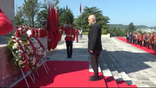 Sot Dita e Dëshmorëve, nderohen të rënët për Atdheun! Rama homazhe te memoriali 'Nënë Shqipëri' në Tiranë! Të pranishëm Nikolla e Veliaj! Më parë dhe Meta