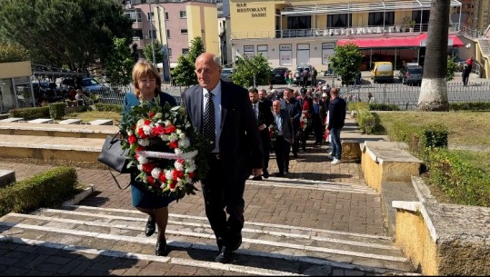  Përkujtohet Dita e Dëshmorve në Lezhë, homazhe dhe kurora me lule në varrezat e dëshmorëve të qytetit