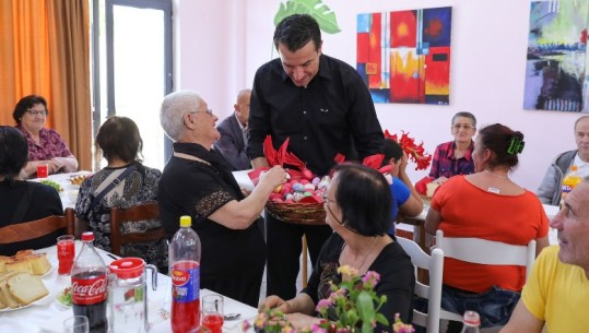 Veliaj shërben drekën e Pashkës në qendrën sociale në Shkozë: Tirana ka vend për të gjithë! Të ecim përpara me projektet e mira 
