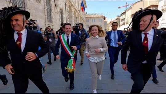 Giorgia Meloni njësh me njerëzit, merr pjesë në paradën e Bersaglieri! Selfie dhe shtrëngime duarsh