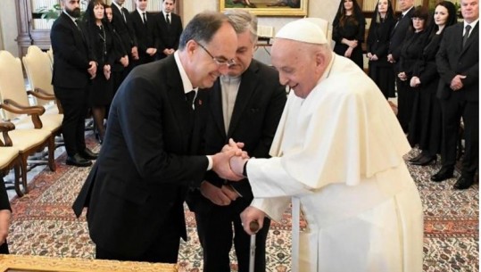 Presidenti Begaj vizitë në Vatikan, pritet nga Papa Françesku, ja dhurata për Atin e Shenjtë