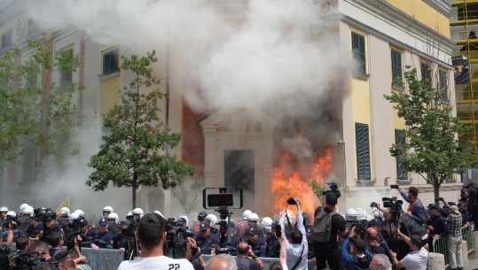 Rithemelimi e PL protestë para Bashkisë së Tiranës, hedhin molotovë! Pamjet me dron, vetëm një grusht militantësh