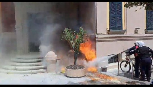 Protesta e Rithemelimit/ Hidhet molotov në drejtim të bashkisë së Tiranës