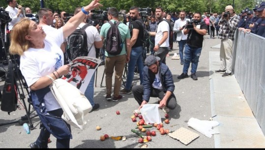 Mollë, kastraveca dhe vezë! 'Arsenali' i militantëve të Rithemelimit në protestën para bashkisë Tiranë