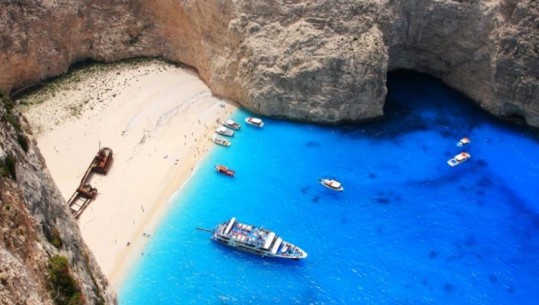 Autoritetet i vendosin sërish ‘kyçin’ plazhit më të bukur në Greqi