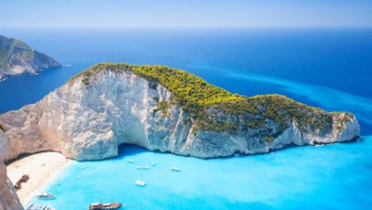 Autoritetet i vendosin sërish ‘kyçin’ plazhit më të bukur në Greqi