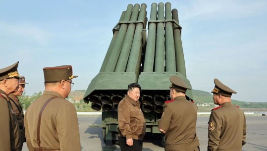 FOTO/ Kim Jong Un mbikëqyr testimin e raketahedhësit të ri