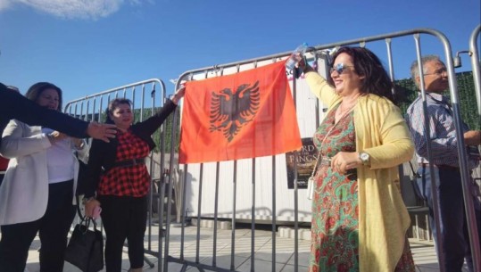 Foto/ Me flamurin kuqezi, shqiptarët presin Ramën në Athinë